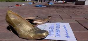 El sector audiovisual protest&oacute; afuera de la Asamblea Nacional, mientras la comisi&oacute;n vot&oacute; en contra del veto.