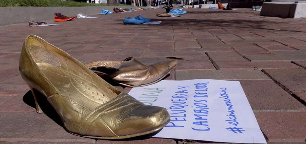 El sector audiovisual protest&oacute; afuera de la Asamblea Nacional, mientras la comisi&oacute;n vot&oacute; en contra del veto.