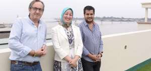 Javier Bozalongo, de Espa&ntilde;a, y Faiza Sultan, de Irak, poetas invitados, junto con A. Rodr&iacute;guez, organizador.