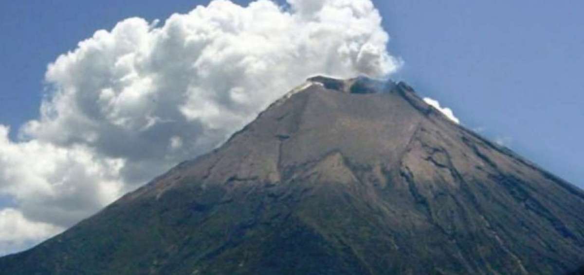 Registran incandescencia en cr&aacute;ter del volc&aacute;n Reventador