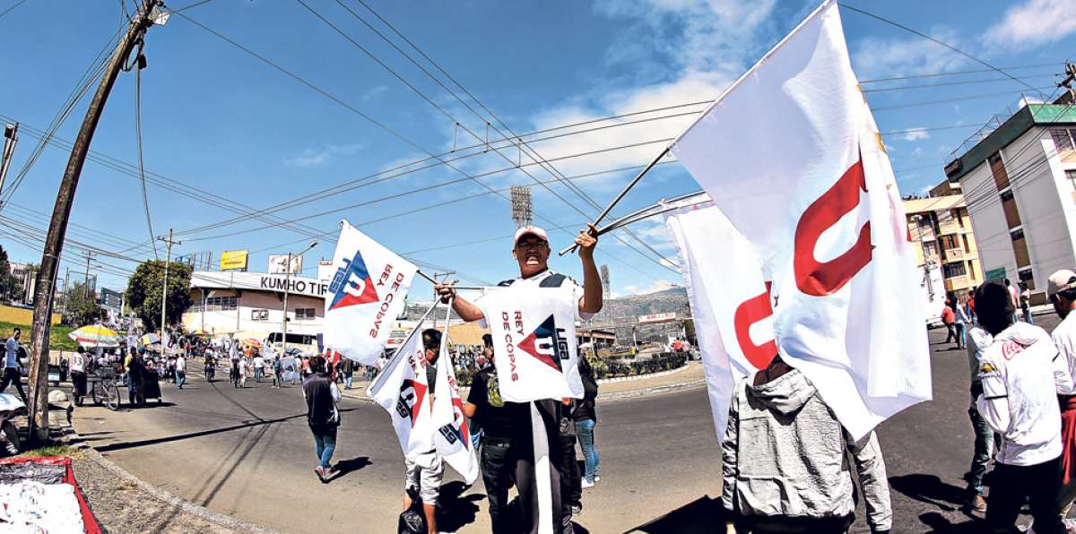 El &uacute;ltimo domingo, Liga jug&oacute; en Ambato. Los comerciantes aprovecharon la afluencia de hinchas al Bellavista. Foto: Roberto Ch&aacute;vez / El Tel&eacute;grafo