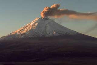 Mario Ruiz, del IG: “la ceniza que sale del volcán Cotopaxi es, en su mayoría, material nuevo. Es una novedad&quot;.