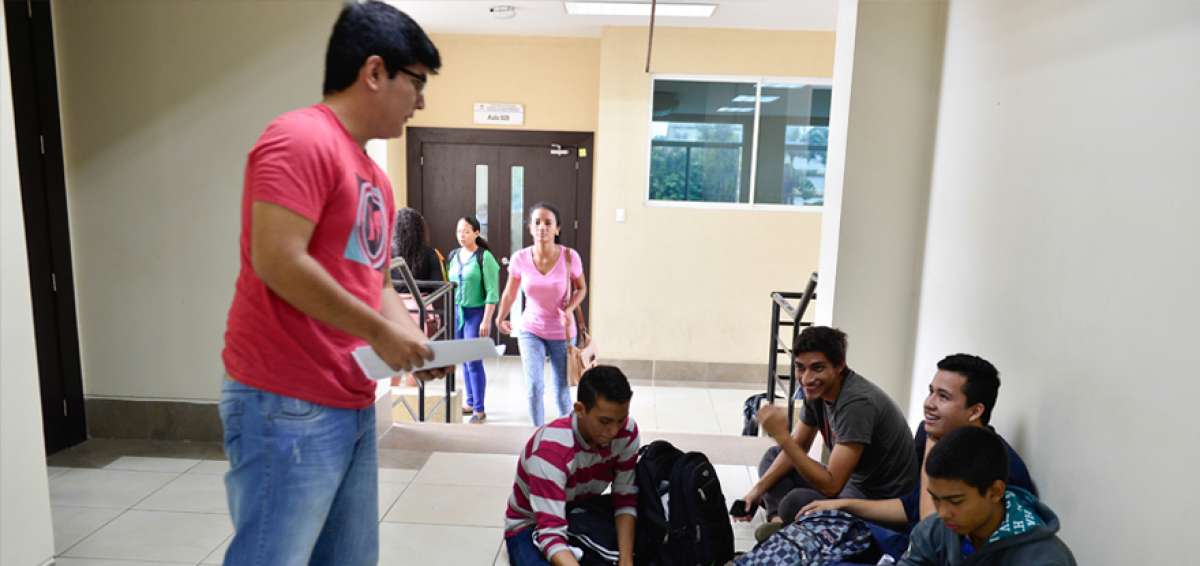 Anthony Lonveida (maleta a cuadro) y sus compa&ntilde;eros de nivelaci&oacute;n esperan la primera hora de clase.    