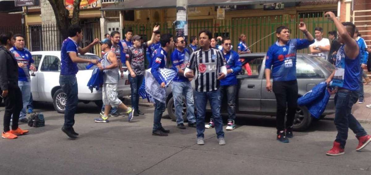 Los aficionados 'el&eacute;ctricos' se volcaron a la avenida Remigio Crespo para celebrar la estrella n&uacute;mero 13.