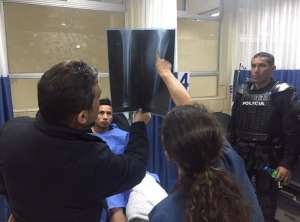 El ministro Jos&eacute; Serrano observa la radiograf&iacute;a de uno de los polic&iacute;as que result&oacute; con una fractura en la pierna. Foto: Tomada de la cuenta de Twitter @ppsesa