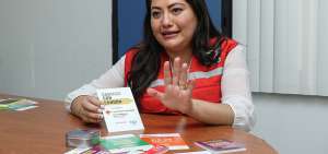 Vanesa Jara ense&ntilde;a el material empleado en la campa&ntilde;a. Ella visit&oacute; escuelas y universidades. La iniciativa finalizar&aacute; este 16 de noviembre de 2019.