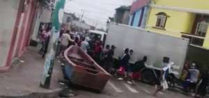 Captura de video de los disturbios producidos el martes 14 de agosto en Puerto Bol&iacute;var, provincia de El Oro.