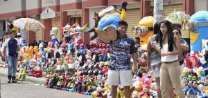 En las exhibiciones de las veredas predomina la oferta de los Minions (personajes de una pel&iacute;cula infantil). En la calle 6 de Marzo, en el centro de Guayaquil, son comercializados por $ 25.
