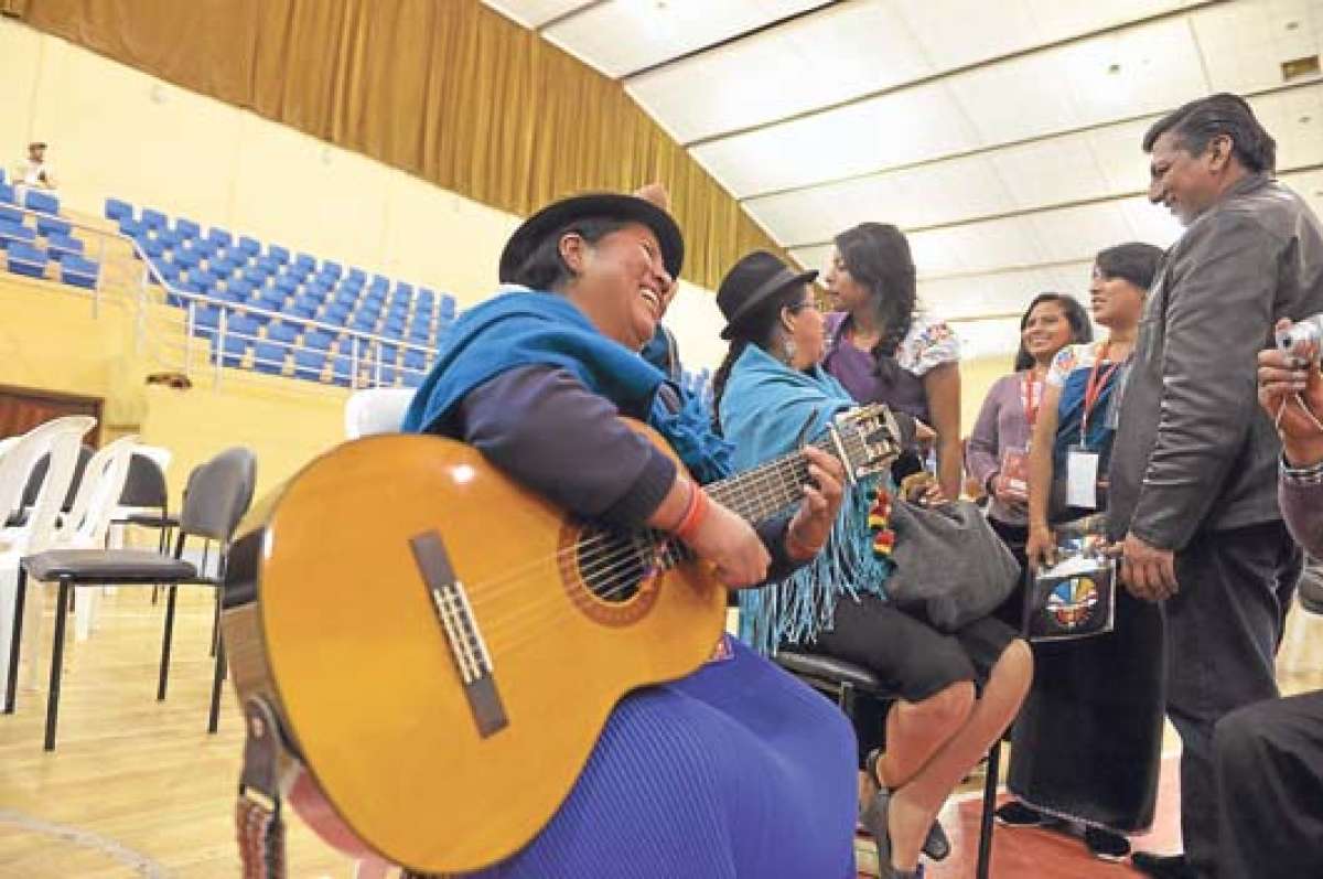 Sisa, cantante oriunda de Cayambe, entona una canci&oacute;n en quichua junto a Lourdes Tib&aacute;n, como pre&aacute;mbulo de la noche cultural que se vivi&oacute; durante el V Congreso de la Conaie, en Ambato. FOTO: ROBERTO CH&Aacute;VEZ.