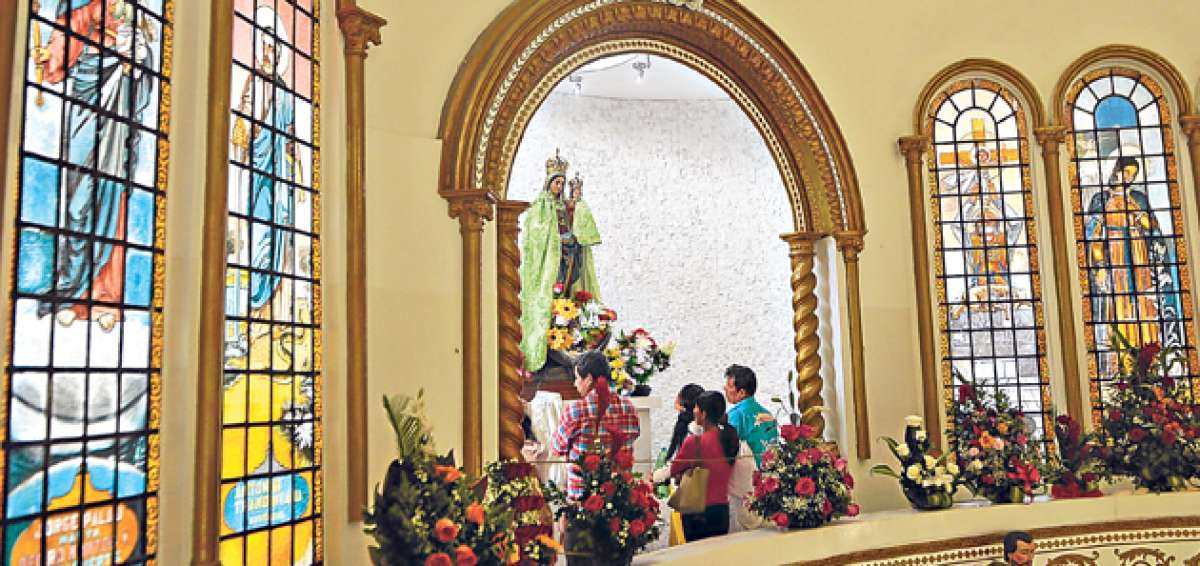 Los fieles llegan a diario hasta el santuario de la Virgen de Monserrate para agradecerle por favores concedidos y para orar. Fotos: Rodolfo P&aacute;rraga / El Tel&eacute;grafo