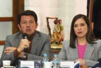 Francisco Jiménez, ministro de Gobierno y Ana Changuín, viceministra de esa cartera, presentaron las preguntas de la Consulta Popular a la Corte Constitucional del Ecuador. 