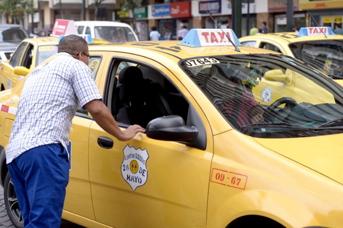 El centro de Guayaquil es uno de los sitios con mayor demanda del servicio. Los conductores tienen prohibido &ldquo;pactar&rdquo; el valor de las carreras. Foto: Karly Torres / El Tel&eacute;grafo