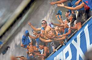 Hinchas azules festejaron en las gradas del estadio George Capwell su estrella 12 en campeonatos nacionales. Los jugadores dedicaron el t&iacute;tulo a su fiel afici&oacute;n, que los acompa&ntilde;&oacute; durante la temporada. Foto: William Orellana / El Tel&eacute;grafo