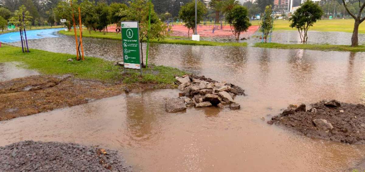 Una parte de la pista atl&eacute;tica del parque La Carolina se inund&oacute; tras el aguacero de ayer. La respuesta del sistema de evacuaci&oacute;n de aguas lluvias no es la adecuada.