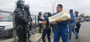 Deportistas ecuatorianos entregaron s&aacute;nduches a polic&iacute;as y militares