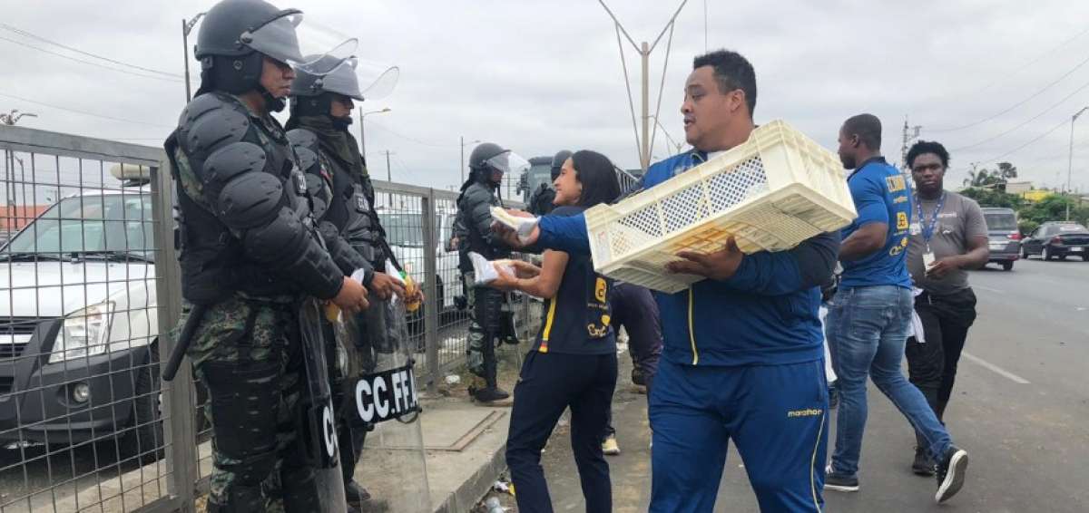 Deportistas ecuatorianos entregaron s&aacute;nduches a polic&iacute;as y militares
