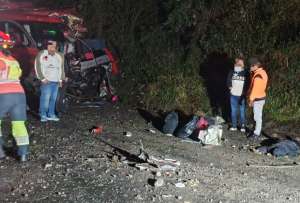 Equipos de emergencia atendieron a los heridos tras el accidente registrado en la v&iacute;a Pifo&ndash;Papallacta.