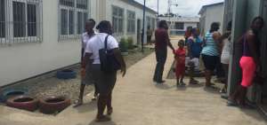 Los padres de familia se acercaron hasta el colegio 26 de Agosto, en San Lorenzo, a matricular a sus hijos para el nuevo a&ntilde;o lectivo. 