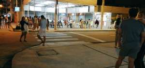 Moradores y turistas en Salinas salieron a las calles tras la cadena de sismos registrados en esta madrugada.