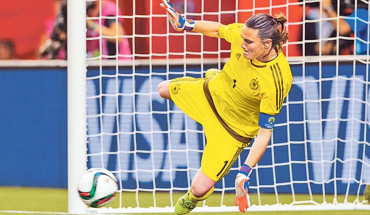 Momento en que la arquera de Alemania, Nadine Angerer, ataja el penalti que sell&oacute; el pase de su selecci&oacute;n a las semifinales de la Copa del Mundo. Foto: AFP