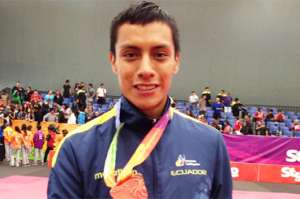 El ecuatoriano Andr&eacute;s Llivisaca muestra la medalla de bronce que obtuvo en -80 kilogramos de la disciplina de taekwondo. Foto: Cortes&iacute;a del Ministerio del Deporte.