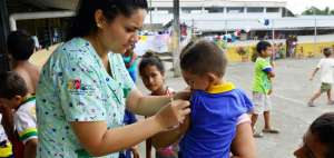 Una de las primeras acciones del personal del Ministerio de Salud en El Carmen fue vacunar a los ni&ntilde;os para evitar las enfermedades vectoriales, como el dengue.