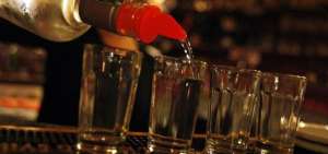 Imagen referencial sobre el consumo de alcohol adulterado.