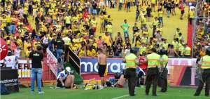 Al menos 45 heridos en gresca durante el partido Barcelona-Macar&aacute;