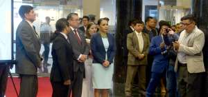 La titular del CNE, Diana Atamaint (centro), compareci&oacute; ante la Comisi&oacute;n de Fiscalizaci&oacute;n acompa&ntilde;ada de simpatizantes.