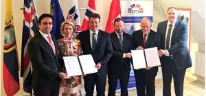 El ministro de Comercio Exterior, Pablo Campana (primero de la izquierda) junto a las autoridades de EFTA. 