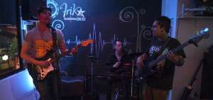 Desde la izquierda: Tote Neira (guitarra), Steve Rolling (bater&iacute;a), y Fercho  Ch&aacute;vez  (bajo), de The Perros, tocando en el bar Frika, de Quito.