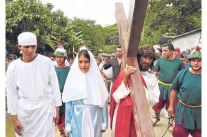 Carlos Romero, habitante de la parroquia San Roque de Machala personific&oacute; a Jesucristo durante el viacrucis. Foto: Fabricio Cruz / El Telegrafo