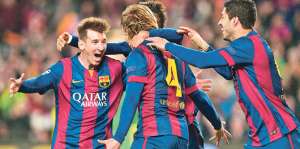 El argentino Lionel Messi (izq.) celebra un tanto en la Champions League con sus compa&ntilde;eros.