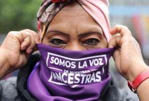 Una mujer trabaja tres horas m&aacute;s en su casa haciendo labores como lavar, cocinar o cuidar a los hijos. 