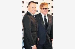 Elton John tendr&aacute; boda eclesi&aacute;stica
