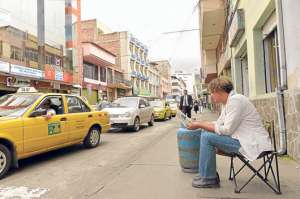 En las c&eacute;ntricas calles Castillo y Cevallos en Ambato, Teresa Guerrero aguarda el paso de un carro distribuidor para poder abastecerse. Foto: Roberto Ch&aacute;vez |  El Tel&eacute;grafo
