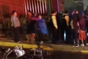 Dos delincuentes se salvaron de ser linchados. Ellos robaron a varios ciudadanos minutos antes en un restaurante. 