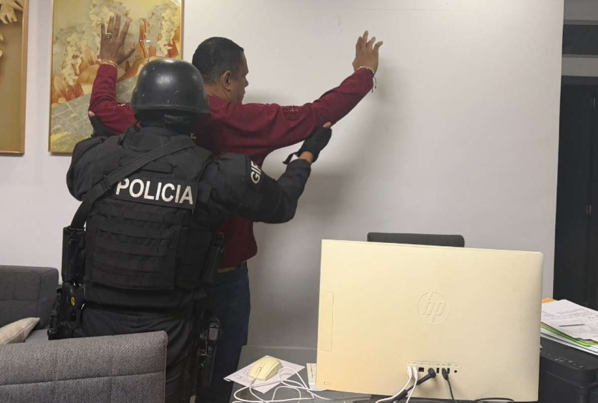 El alcalde de Esmeraldas, Vicko Villac&iacute;s, fue detenido en Las Palmas.