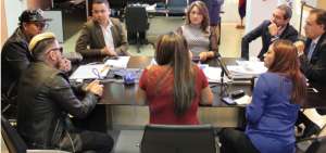 El titular de la Supercom, Carlos Ochoa, se reuni&oacute; con representantes de estos g&eacute;neros musicales. 