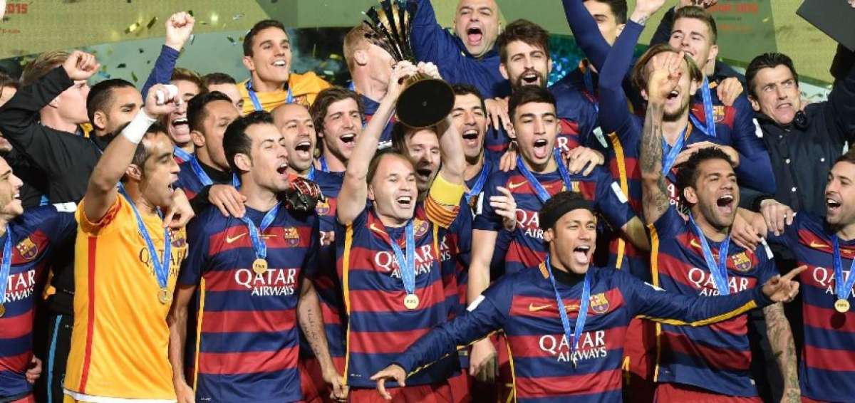 Los jugadores del cuadro catal&aacute;n levantan su trofeo de campe&oacute;n, tras vencer a River en la final.
