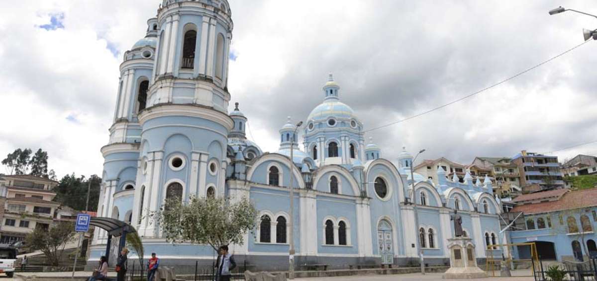 La iglesia de Ba&ntilde;os es una r&eacute;plica de la catedral de Cuenca, lo que se evidencia en sus c&uacute;pulas. Cada 8 de septiembre recibe a miles de devotos de la Virgen de Guadalupe.