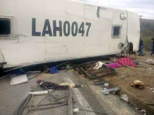 Personas ayudan a evacuar el sector donde se registr&oacute; el accidente. Foto: Tomada del @ConectadosLoja 