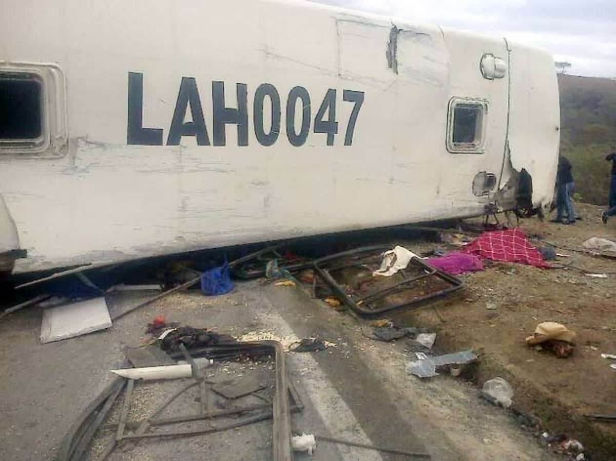 Personas ayudan a evacuar el sector donde se registr&oacute; el accidente. Foto: Tomada del @ConectadosLoja 