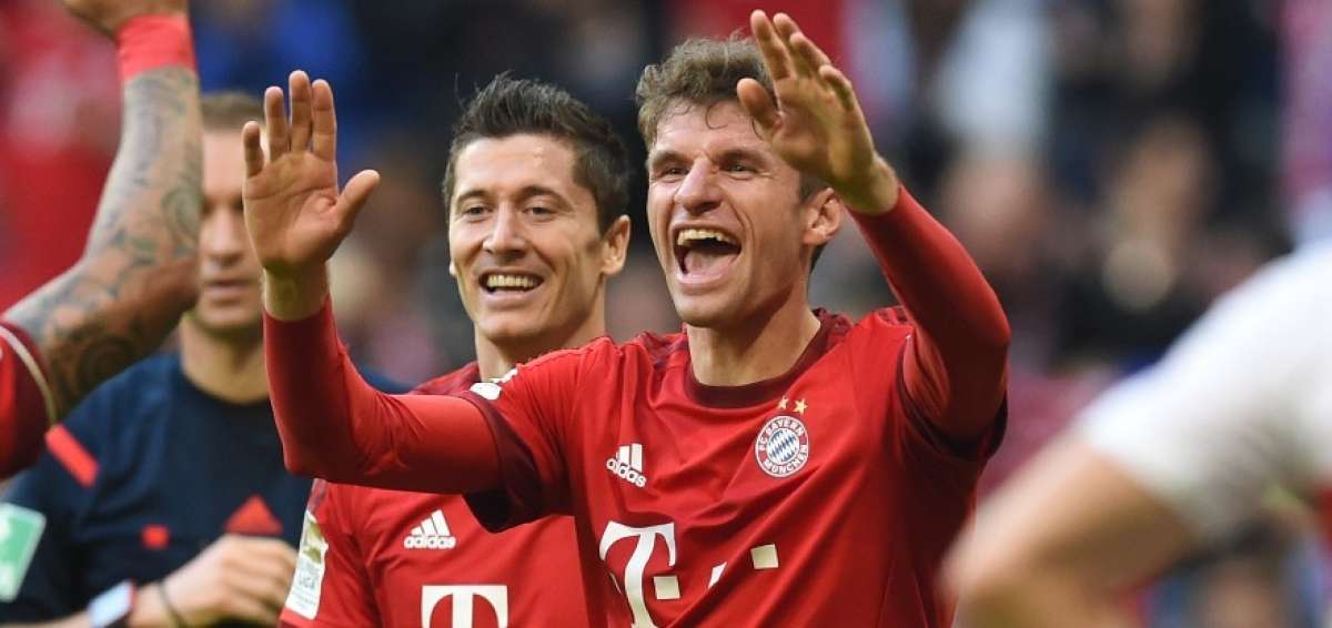 Thomas Muller celebra el cuarto gol del encuentro entre Bayern M&uacute;nich y el Stuttgart; atr&aacute;s otro de los jugadores que marc&oacute;, Robert Lewandowski. AFP