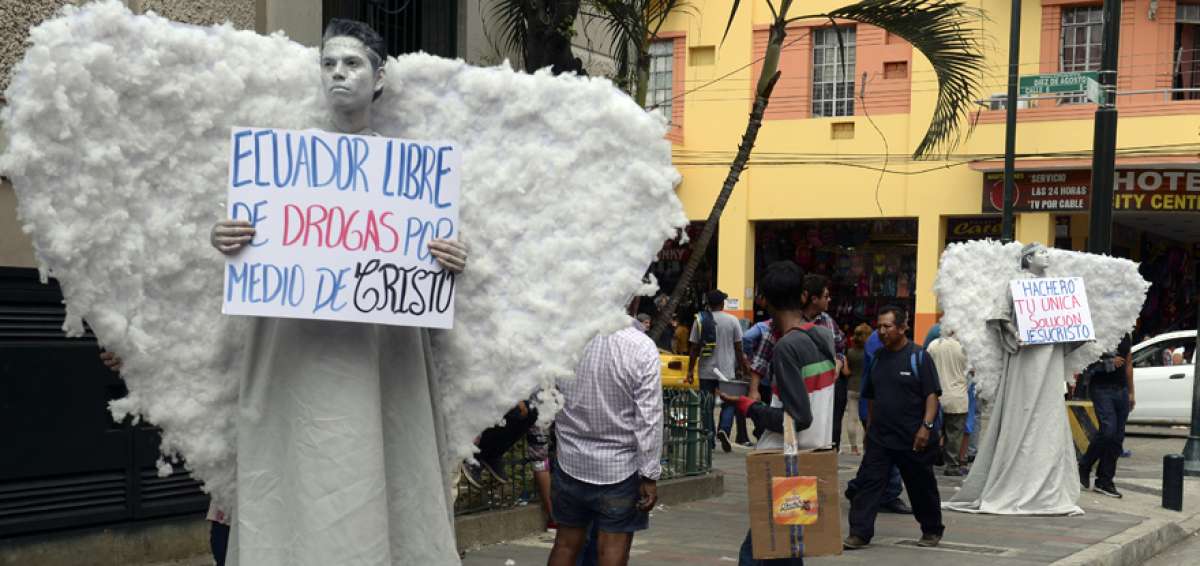 Israel Peralta, estatua viviente (izquierda), fue uno de los mensajeros que labora en la campa&ntilde;a en Guayaquil.