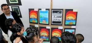 Los menores contemplan sus obras durante la exposici&oacute;n en la Casa Inclusiva, al sur de Guayaquil. Ellos previamente recibieron un taller.