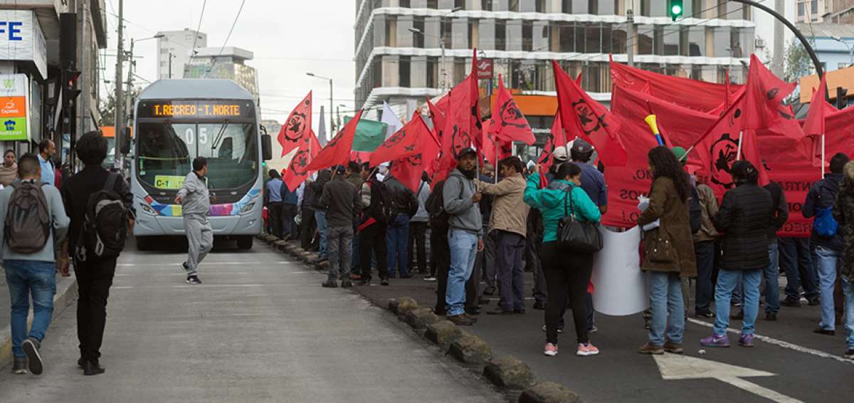 Los manifestantes se agruparon en la Caja del Seguro, en Quito, para luego ir a Carondelet.