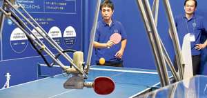 El fabricante Omron mostr&oacute; su &lsquo;robot atleta&rsquo;, que es capaz de mantener un juego de ping pong con un humano. La m&aacute;quina detecta los movimientos del rival. Foto: AFP