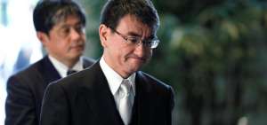 El ministro de Exteriores japon&eacute;s, Taro Kono (d) cuando asumi&oacute; su cargo en agosto de 2017.