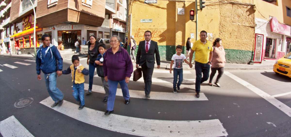 En horas pico, es decir de 06:30 a 07:30, de 11:30 a 13:00 y de 17:00 a 19:00, en la capital tungurahuense a diario empleados p&uacute;blicos y estudiantes, se dirigen a toda prisa a sus lugares de estudios y trabajo.